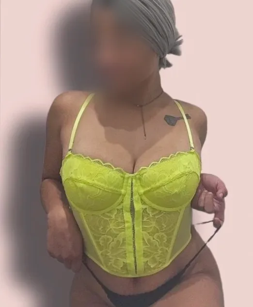 Chloe, 27